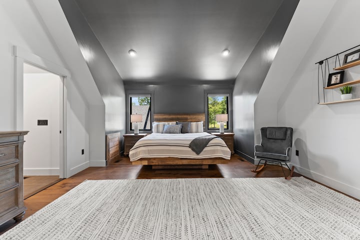 Suita kryesore e nivelit të sipërm me këlyshë gjumi, çerdhe dhe banjë të bashkangjitur. 