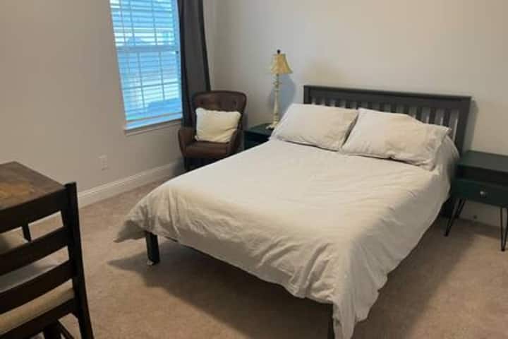 Ova spavaća soba ima krevet pune veličine. Pored nje se nalazi moderna kožna stolica i svjetiljka na kojoj možete sjediti i  uživati u svojim omiljenim knjigama. Tu je i mali stol s dvije stolice na kojima možete sjesti i uživati u grickalicama. 