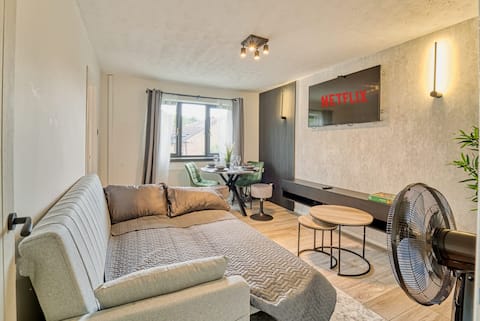 Top Airbnb: 1BR Apartment – Memory Foam Bed, Smart TV in Sandwell