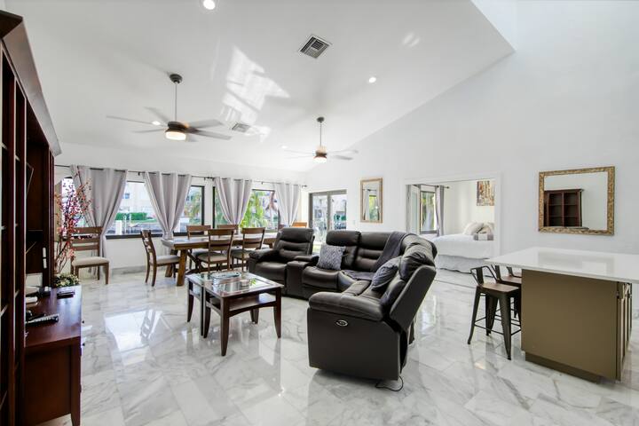 3BR waterfront stunner – boat access & jetted tub gallery image 5