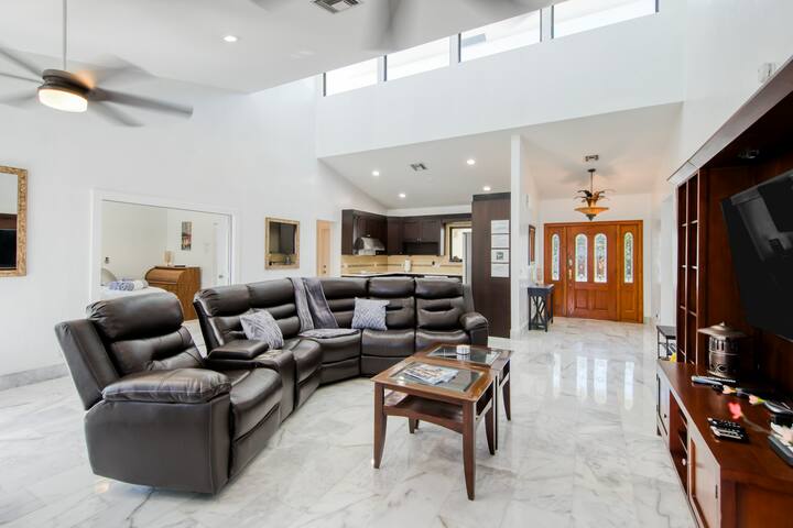 3BR waterfront stunner – boat access & jetted tub gallery image 2