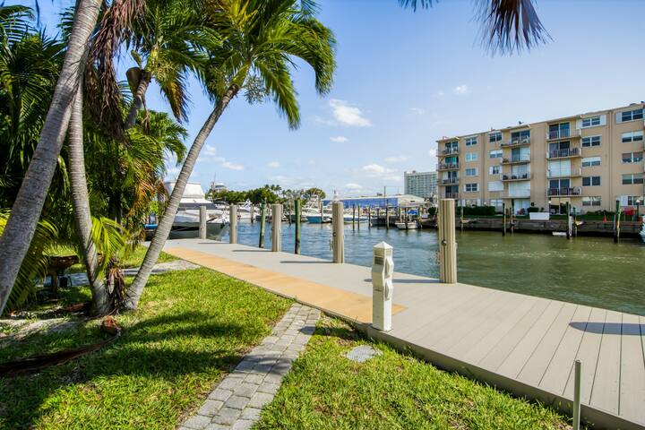 3BR waterfront stunner – boat access & jetted tub gallery image 4