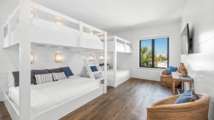 Svefnherbergi 7 - King/King kojur - En Suite Bathroom - Shower/Tub Combination