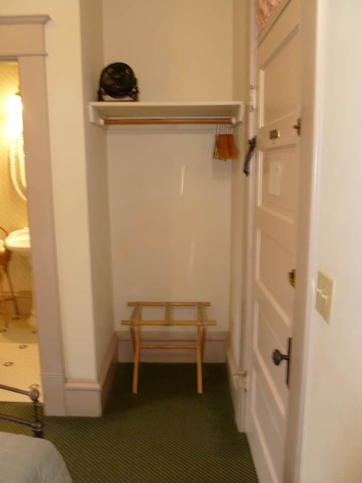 Courtyard View Historic Suite (Full) - #13 - La Conner, WA