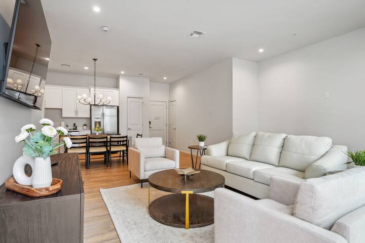 Elite 4BD w Private Patio, Walk to French Quarter gallery image 5