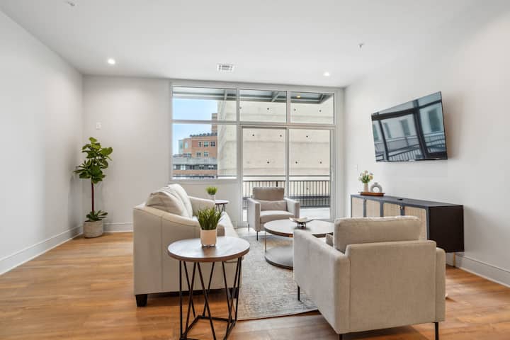 Dnevni boravak s udobnom garniturom za sjedenje i pametnim televizorom