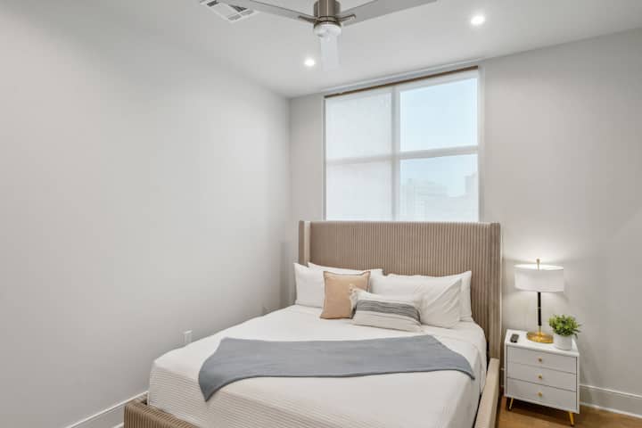 Spavaća soba s udobnim bračnim krevetom 