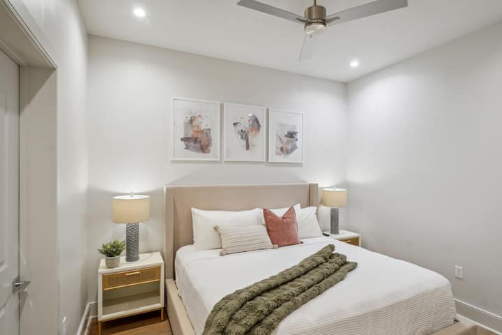 Spavaća soba s udobnim bračnim krevetom