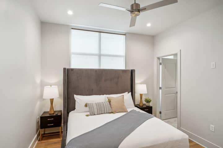 Spavaća soba s udobnim bračnim krevetom + kupaonica u sobi