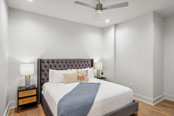 Spavaća soba s udobnim bračnim krevetom