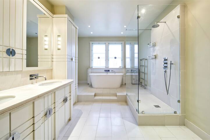 Grand 2 bedroom Flat, Kensington gallery image 5