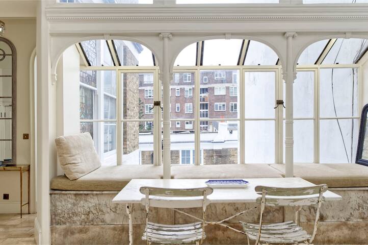 Grand 2 bedroom Flat, Kensington gallery image 2