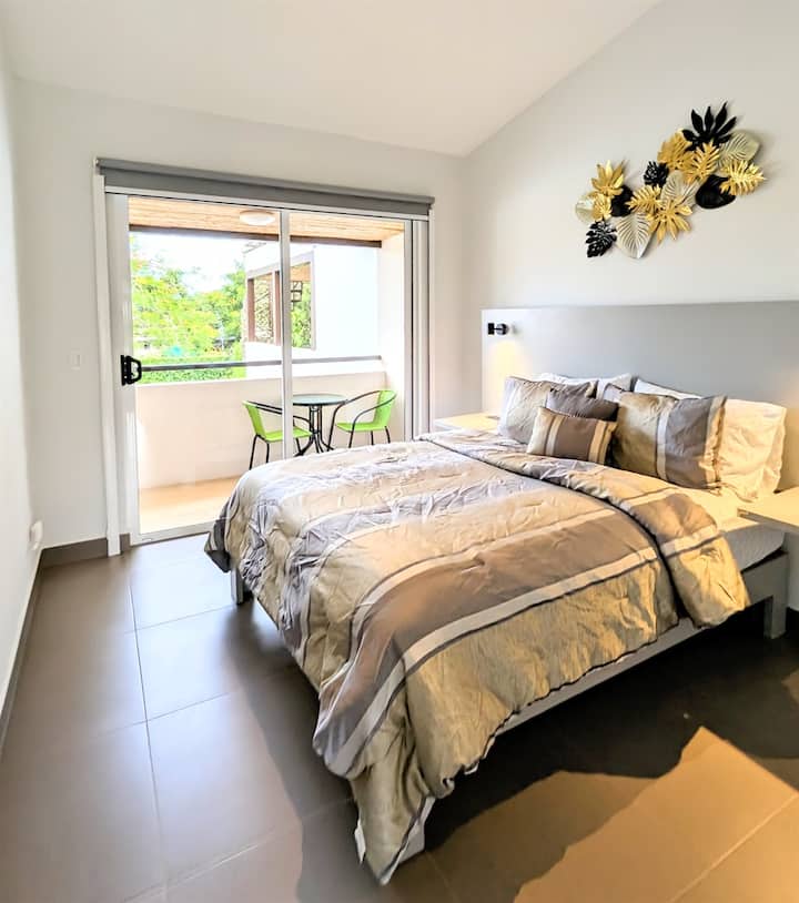 Gostinjska spavaća soba 1 s bračnim krevetom i puno prostora u ormaru