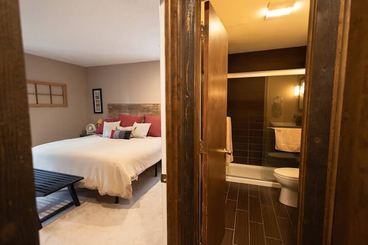 Descansa tranquilo en el dormitorio principal con una lujosa cama, una decoración cálida y un ambiente tranquilo para una gran noche de sueño.