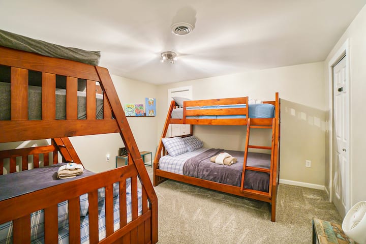 Acogedora habitación con literas con camas de una plaza, ideal para niños o estancias en grupo.