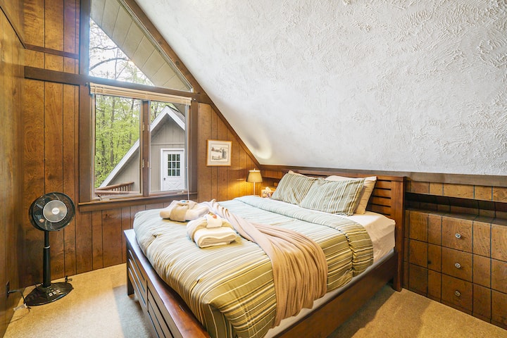 Dormitorio encantador con una cama doble y detalles arquitectónicos únicos, ideal para parejas o viajeros solitarios