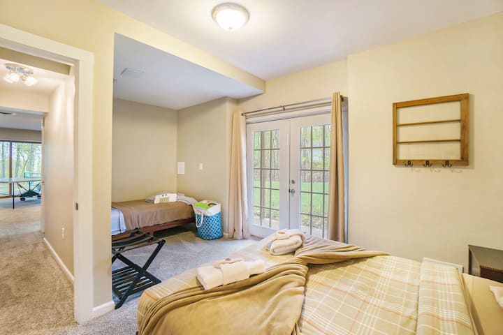 Dormitorio luminoso y acogedor con una cama tamaño queen y una cama doble, perfecta para familias o grupos que necesiten arreglos flexibles para dormir