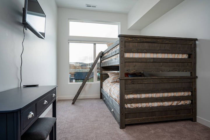 בחדר השינה השלישי יש מיטות קומתיים, מצעים מפוארים וכריות קטיפה. בחדר הזה תמצאו גם טלוויזיה חכמה, אזור עבודה ונופים מרהיבים!