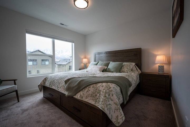 יש הרבה אור טבעי בחדר השינה הראשי!