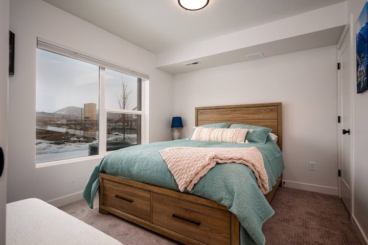 בחדר השינה השני יש מיטת קווין סייז, מצעים מפוארים וכריות מפוארות.