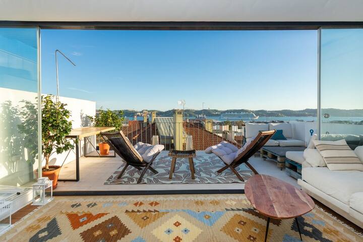 Luxurious Loft with Bridge-View Rooftop in Lisbon gallery image 5