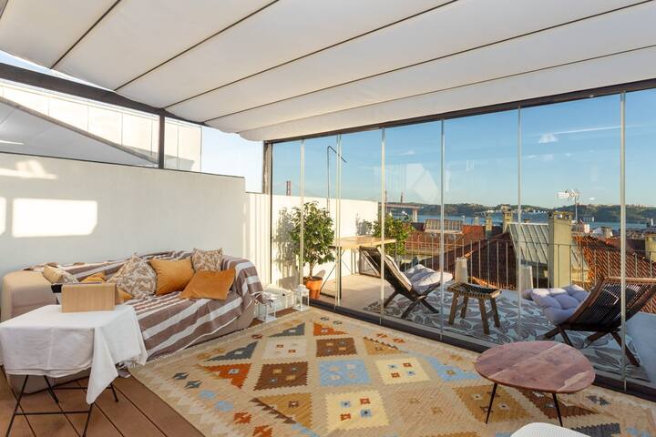 Luxurious Loft with Bridge-View Rooftop in Lisbon