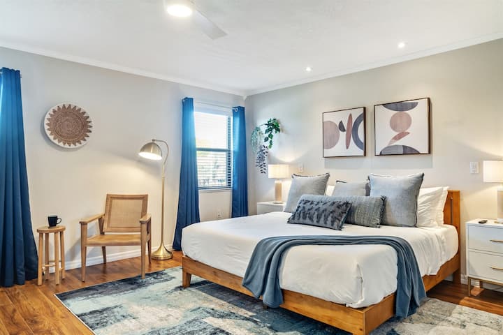 En entrant, vous serez accueilli par la vue d'un lit king size somptueux, orné d'oreillers moelleux et de draps somptueux, promettant une nuit de sommeil réparatrice comme nulle autre.