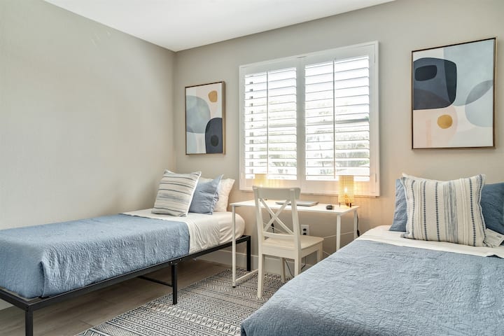 En entrant dans cette chambre accueillante, vous serez accueilli par la vue de deux lits jumeaux confortables, chacun orné d'oreillers moelleux et de draps doux et accueillants qui promettent une nuit de sommeil réparatrice.