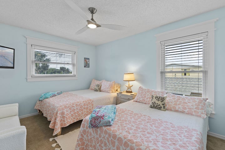 Დაისვენეთ ამ მრავალმხრივ საძინებელში, რომელიც გთავაზობთ როგორც დედოფალს, ისე სრულ საწოლს. Დატკბით ტელევიზორით, გაისეირნეთ მოსასვენებელ სკამზე და მოათავსეთ ნივთები კარადაში - ყველაფერი ერთ მყუდრო სივრცეში.