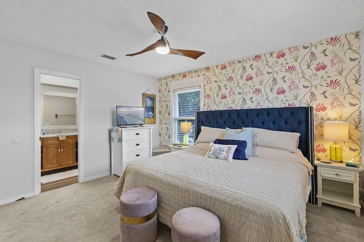 Დატკბით სტილით ჩვენს ძირითად საძინებელ ოაზისში, რომელშიც თავმოყრილია დიდი საწოლი და კარადა, რომ თქვენი დასასვენებელი ჩაცმულობა ორგანიზებული გქონდეთ. Გაანებივრეთ თავი თანდართულ აბაზანა-ტუალეტში და უზრუნველყავით გამაახალგაზრდავებელი სტუმრობა.