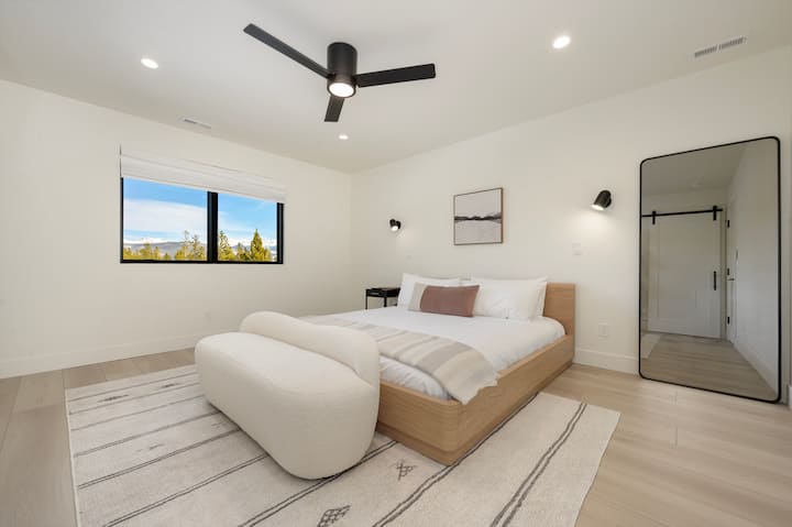 Primárna spálňa s manželskou posteľou King a pripojenou vlastnou kúpeľňou a stropným ventilátorom