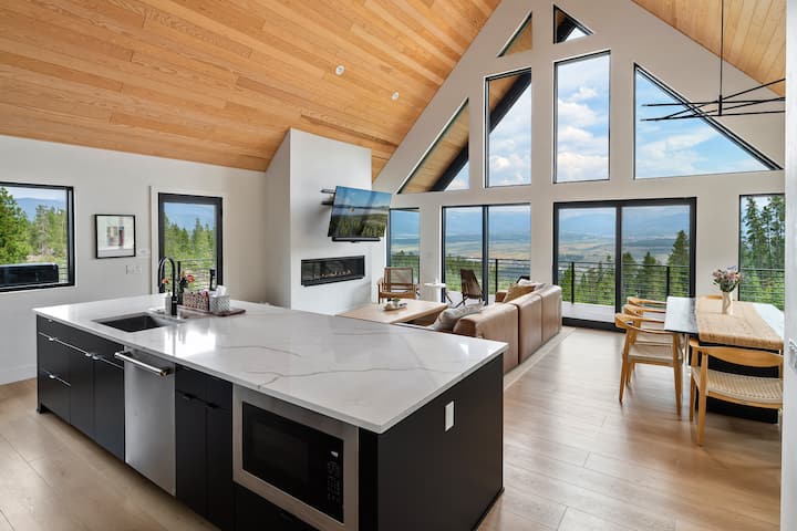 Modern Mountain Escape | Hot Tub & Fireplace