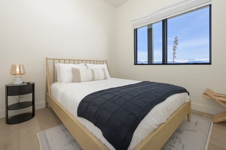 Spálňa č.2 na prízemí s manželskou posteľou veľkosti Queen a oknami na kúpanie priestoru v prirodzenom svetle