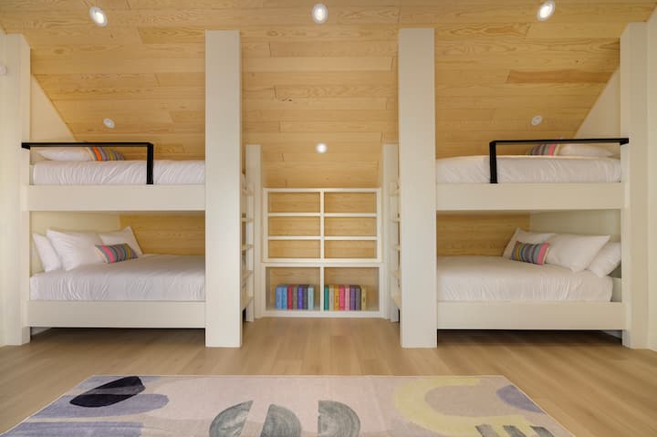 Poschodový loft s dvoma oddelenými posteľami nad plne zabudovanými poschodovými posteľami