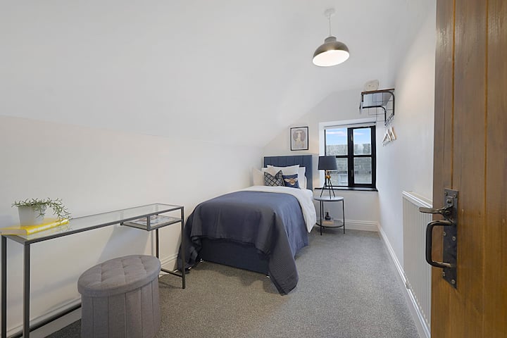 Მე-3 საძინებელი გთავაზობთ მოქნილ პირობებსა და კომფორტს მყუდრო ერთადგილიანი საწოლით.