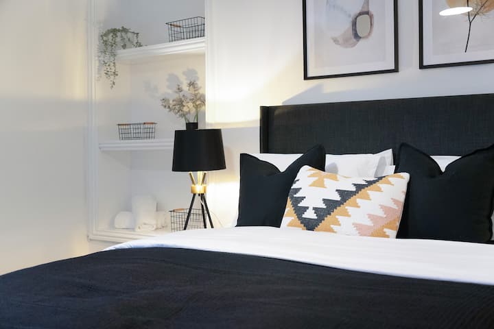 Საძინებელი 2 გთავაზობთ ელეგანტურ და კომფორტულ ორადგილიან საწოლს კედლის ესთეტიკური დეკორით და განსაცვიფრებელი აქცენტის სკამით. 