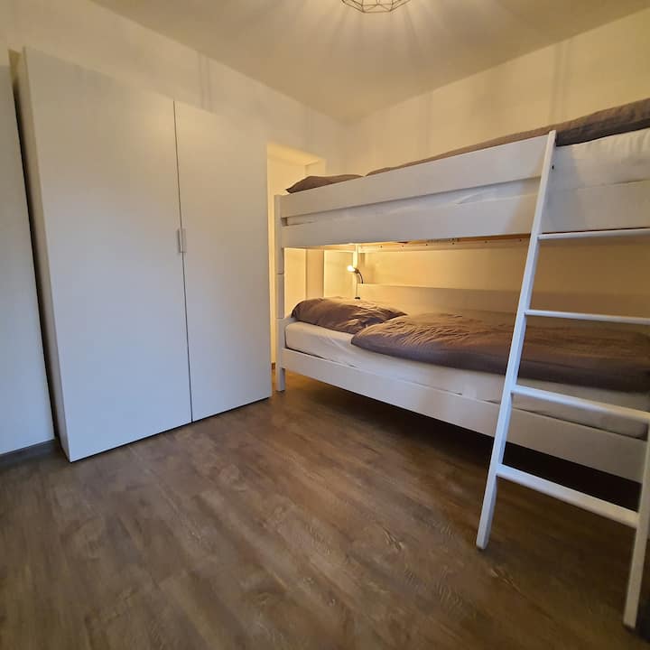 เตียงสองชั้นในห้องนอน