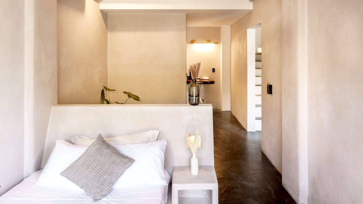 Segundo dormitorio principal con cama matrimonial y baño principal privado