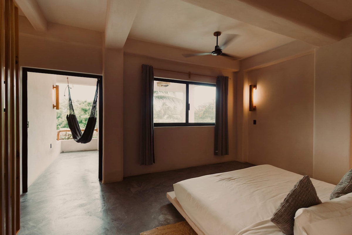 Despiértate con el suave resplandor del sol de la mañana que se filtra a través de la ventana, listo para un día de aventura o relajación.