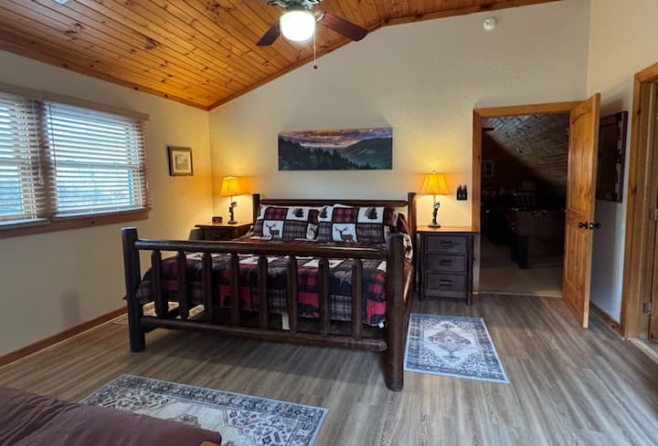 Chambre avec lit King Size à l'étage et couchage supplémentaire sur un Queen Futon