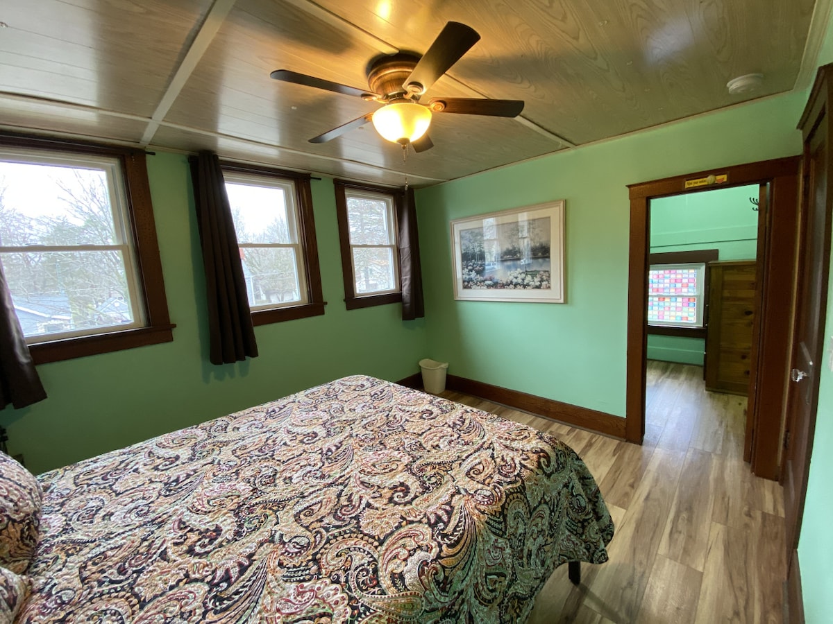 Dhoma e gjumit e përparme ka një dollap të madh, kështu që e vendosim dollapin aty për ty.  