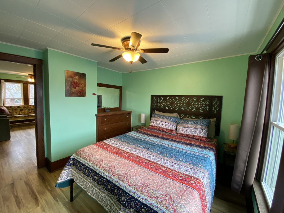 Këtu mund të dallosh komodinën dhe pasqyrën e integruar në dhomën e gjumit anësore.  