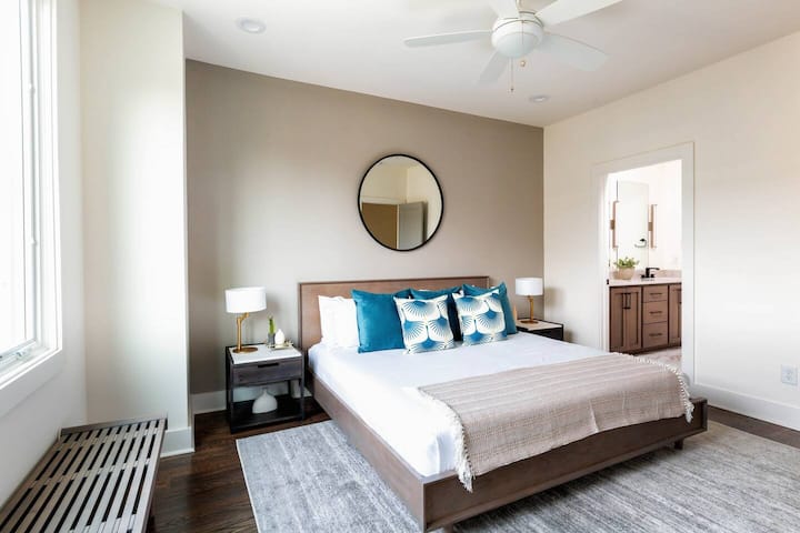 საძინებელი 4 — მთავარი საძინებელი, რომელშიც არის 193×203 სმ ზომის საწოლი, დიდი ტელევიზორი, გარდერობი და საკუთარი სააბაზანო