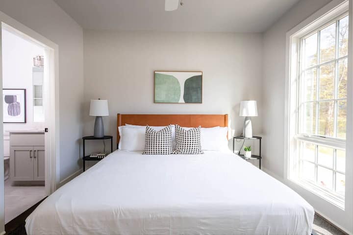 საძინათი 1: საწოლი 193×203 სმ და საკუთარი სააბაზანო