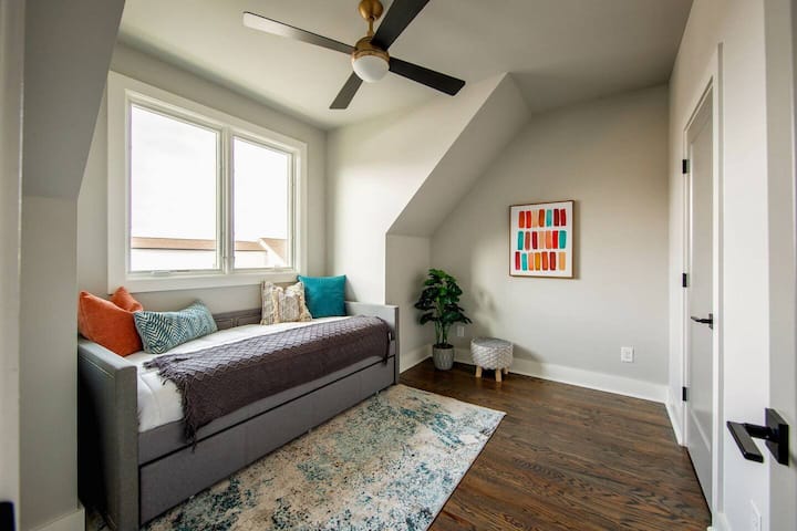 საძინებელი 8 — 2 ერთადგამოსანი საწოლი (გამოსაწევი) და საკუთარი სააბაზანო