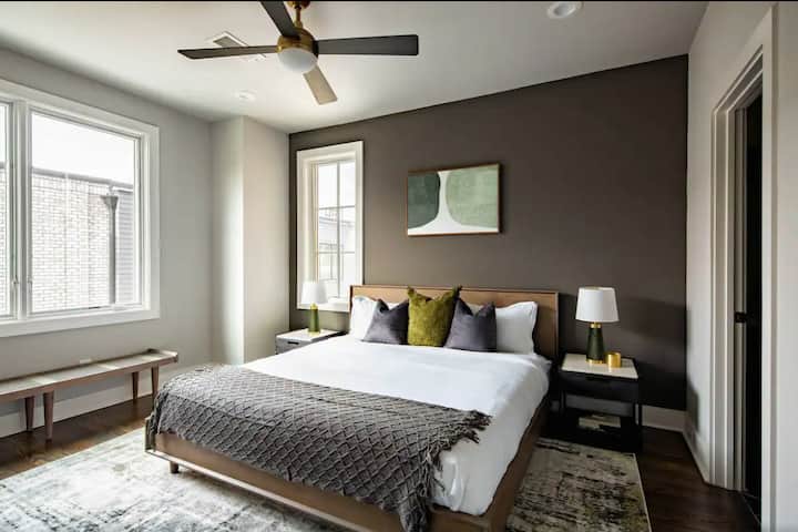 საძინებელი 5 — მე‑3 სართული. ძირითადი საძინებელი, რომელშიც არის 193×203 სმ ზომის საწოლი, დიდი ტელევიზორი, გარდერობი და საკუთარი სააბაზანო.