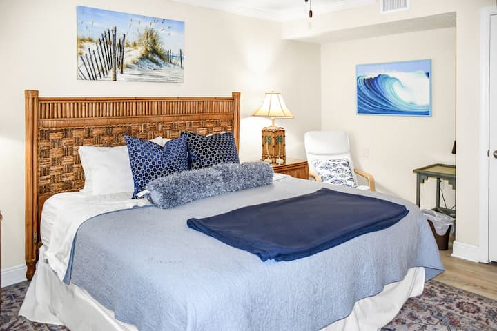 Спалня за гости с любезно легло