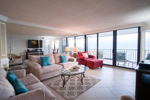 Recently updated condo, 24 hour secured building +