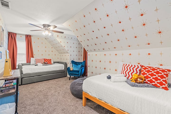  I giovani viaggiatori adoreranno questa stanza a tema Star Wars! Con giocattoli per bambini, un letto a castello e un letto singolo aggiuntivo, è perfetta per l'avventura.