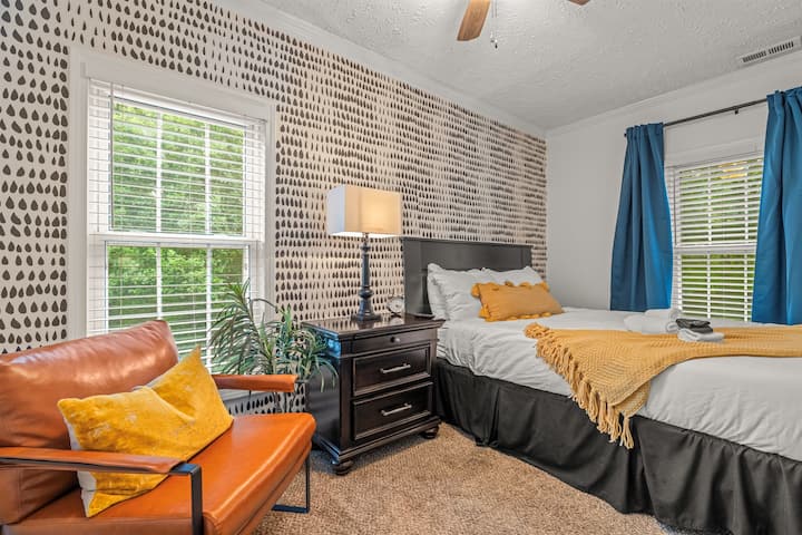  Moderna e audace, questa elegante camera da letto con letto a due piazze presenta dettagli neri e dorati, una smart TV e un'atmosfera di lusso per un relax elegante.